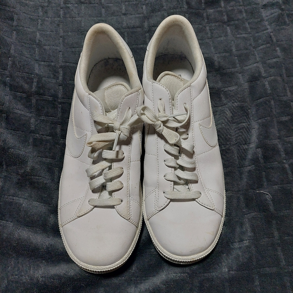 Nike White Minimalist Sneakers Low-Top Design